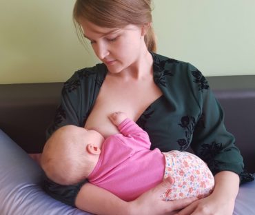 mama karmiąca dziecko piersią 